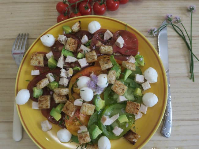 Salade de tomates et avocat à la dinde, mozzarella et croûtons aillés