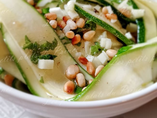 Salade de courgettes crues au basilic, citron et pignons de pin