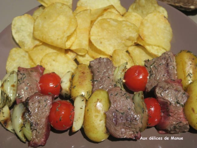 Brochettes de boeuf aux pommes de terre, tomates, oignon et ail à la plancha