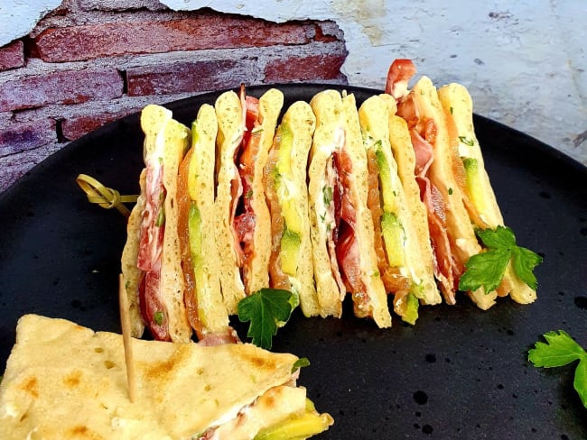 Club sandwich au pain polaire garni saumon ou bacon au choix