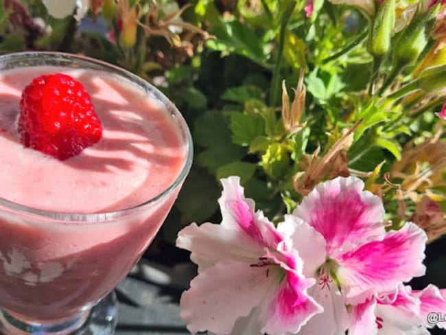 Smoothie framboises, citron vert et lait fermenté