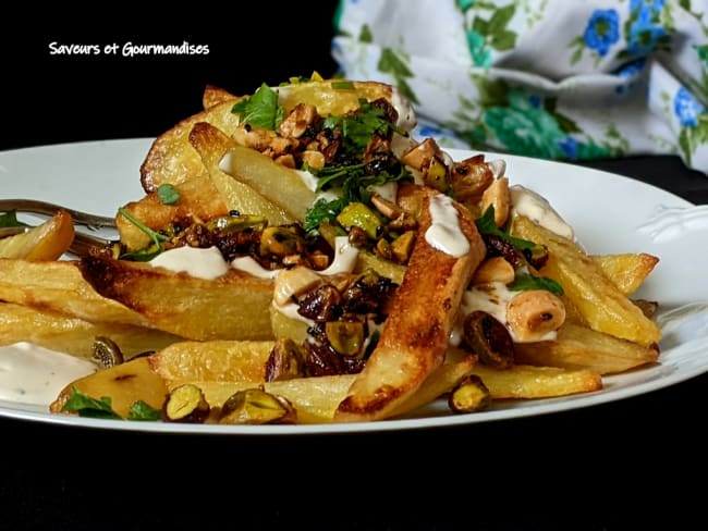 Frites au four avec yogourt tahini et fruits secs fumés sucrés