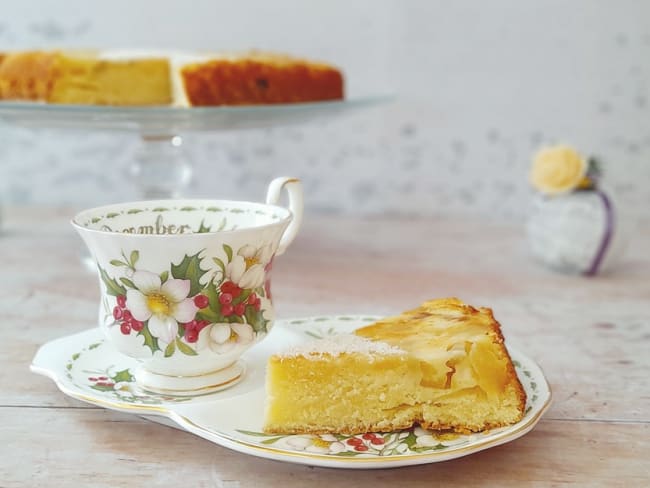 Gâteau moelleux à la rhubarbe et fleur d'oranger