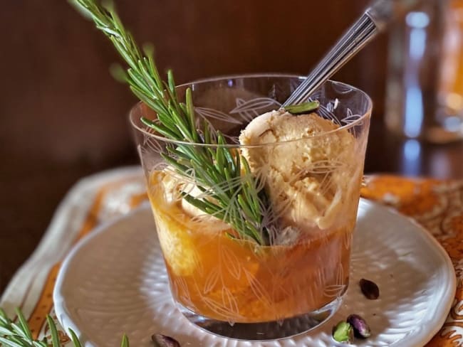 Glace aux abricots frais au bon goût de romarin