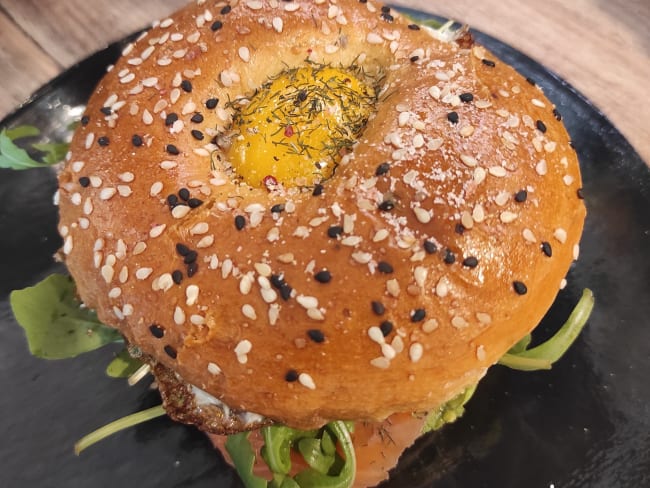 Bagel saumon fumé et jaune d'oeuf