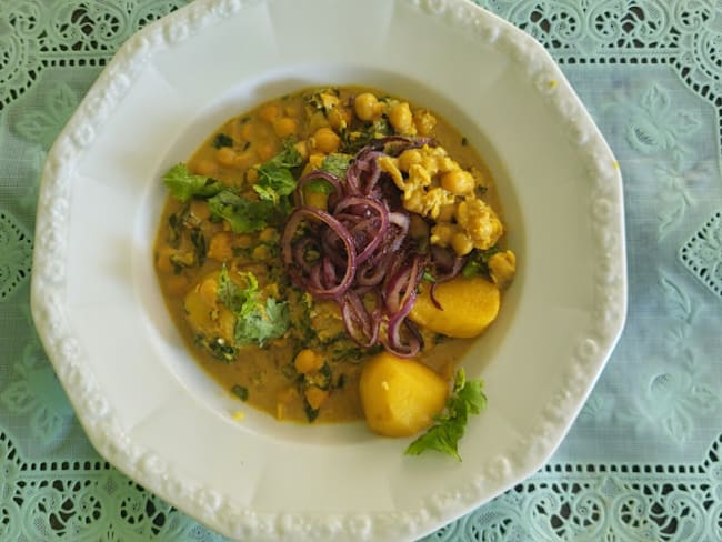 Curry végétarien de pommes de terre, chou kale et lait de coco