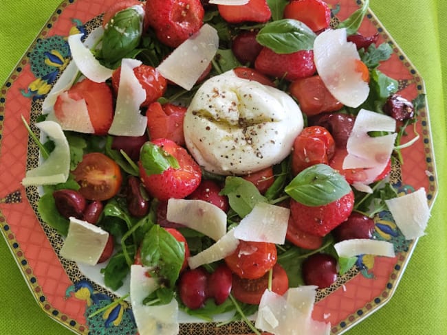 Salade d'été aux tomates cerises crues et rôties, cerises, fraises et mozzarella