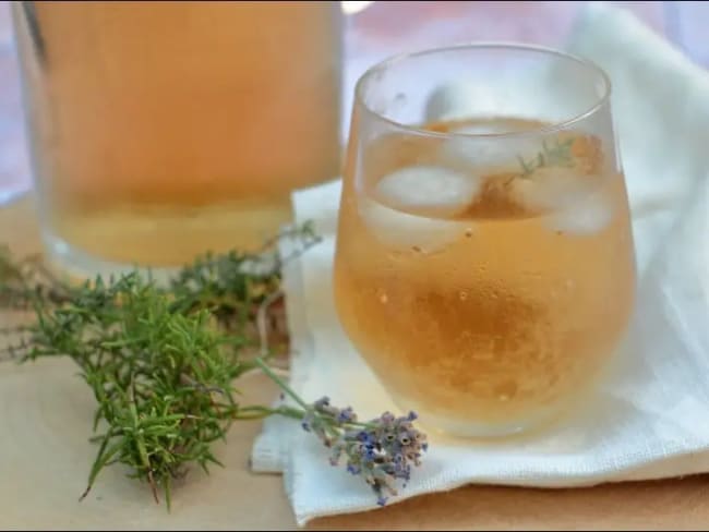 Eau infusée à la provençale