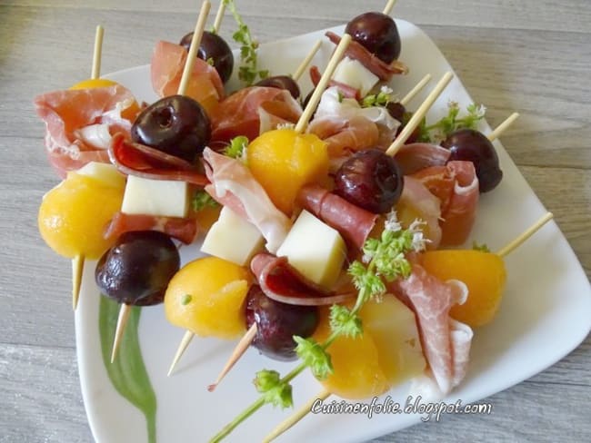 Brochettes de melon, magret de canard fumé, jambon cru, cerises, Tomme de brebis