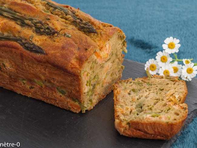 Cake salé à la truite fumée et aux asperges vertes pour l'apéro