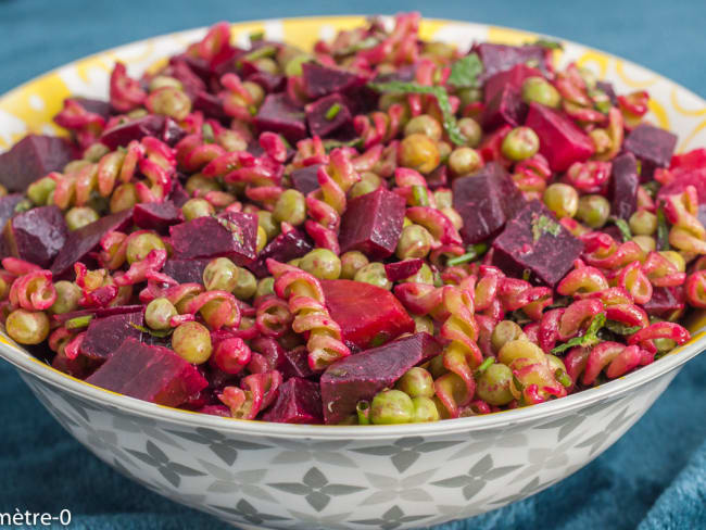 Salade de pâtes aux petits pois, betteraves et fines herbes, huile de colza