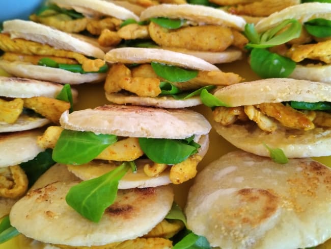 Petits pains pita au poulet mariné pour un apéritif dinatoire