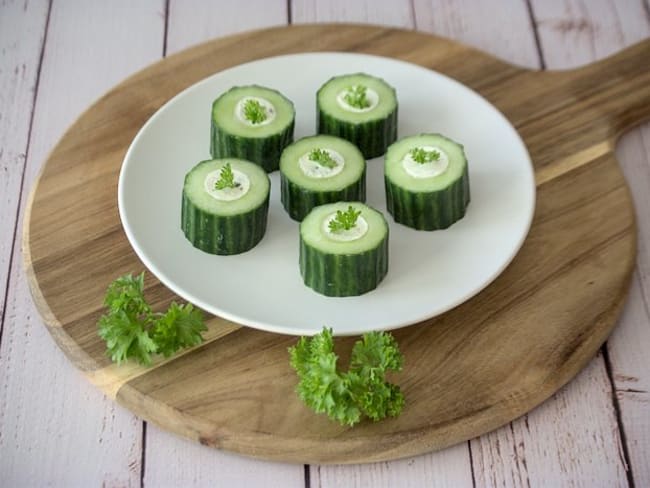 Délicieux concombre farci au fromage frais et herbes