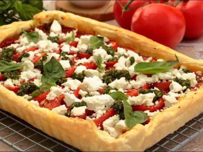 Tarte fine méditerranéenne aux tomates pesto de basilic et feta