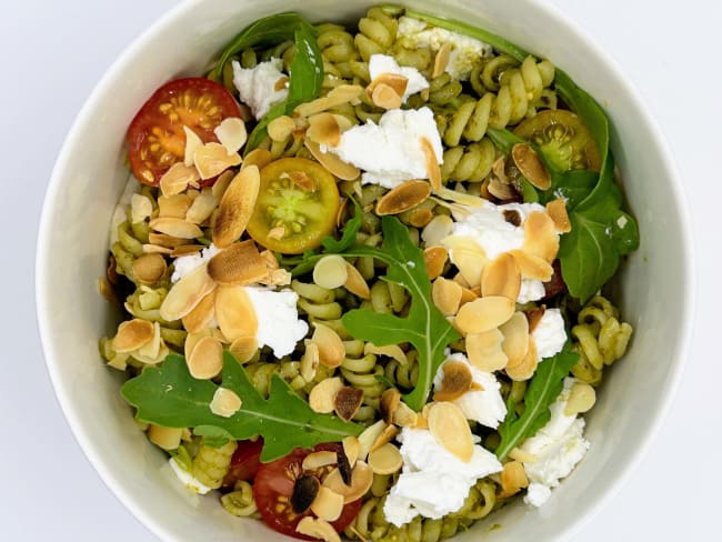 Pâtes au pesto, fromage de chèvre frais et amandes