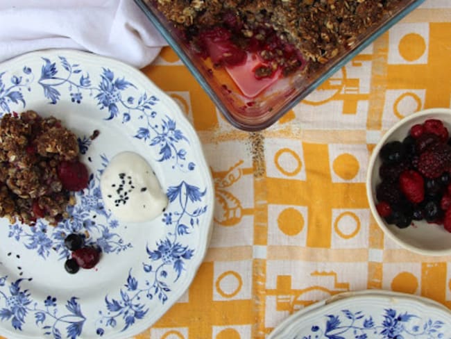 Crumble sésame noir et fruits rouges