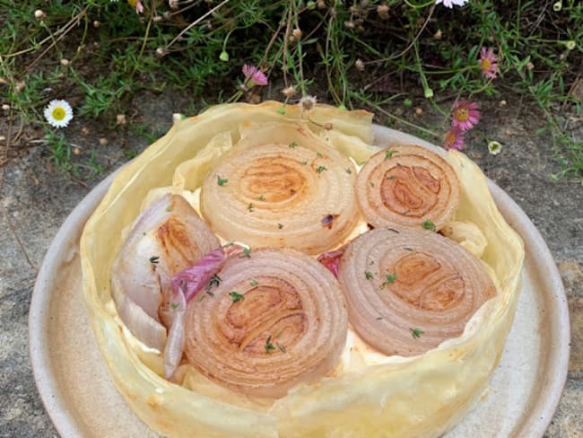 Tarte minute aux oignons rosés, chèvre et thym