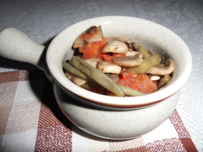 Poêlée de haricots verts aux tomates et aux champignons facile à réaliser