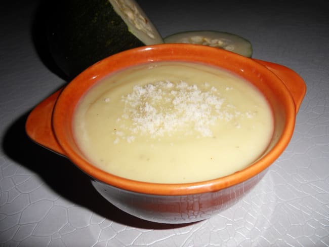 Velouté froid de courgettes au parmesan