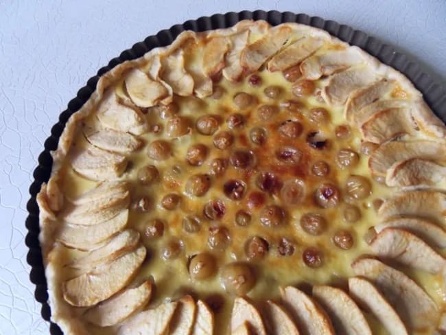 Tarte aux raisins, pommes et amandes