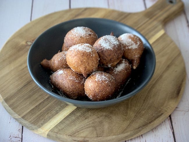 Beignets à l'ancienne au sucre ou beignets de fête foraine