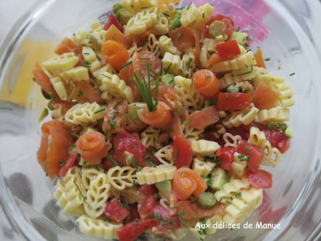 Salade de pâtes, truite fumée, avocat, tomates, cornichons et noix