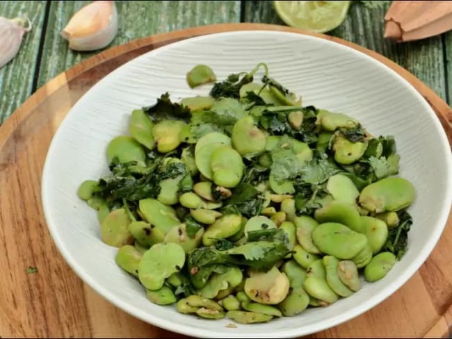 Salade de fèves à l'huile d'olive ail coriandre et citron vert