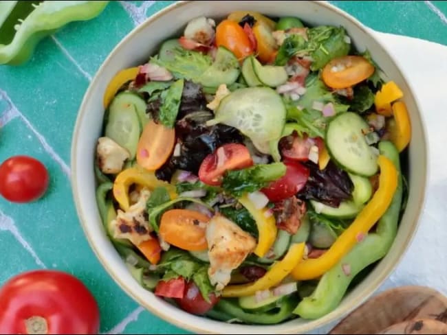 Salade cubaine au poulet et lard fumé