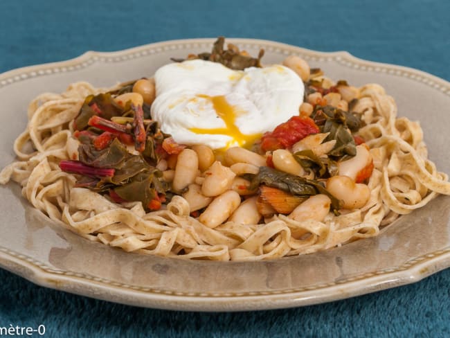 Pâtes aux haricots blancs, curry de blettes et oeufs pochés