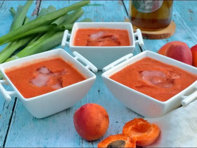 Gaspacho facile aux tomates abricots et verveine