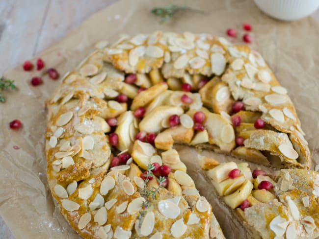 Tarte rustique d'automne aux pommes, grenade et amandes