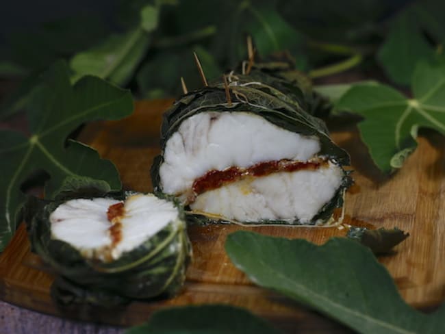 Rôti de lotte en feuilles de figuier farci aux tomates confites