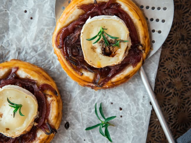 Tartelettes au fromage de chèvre et oignon confit