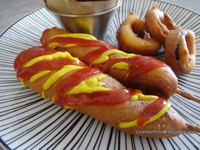 Corn-dogs knackies ketchup moutarde et frites au four