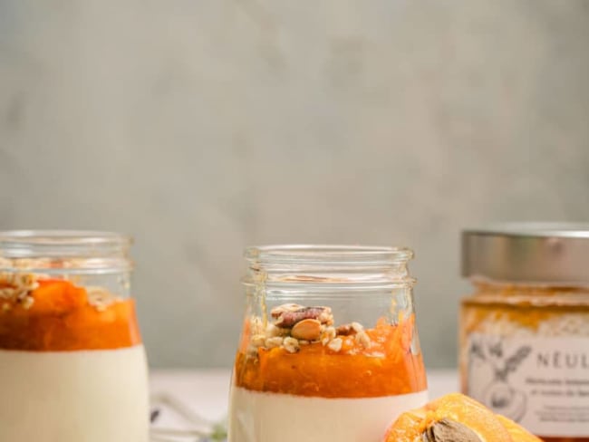 Panna cotta à la confiture d'abricots à la lavande