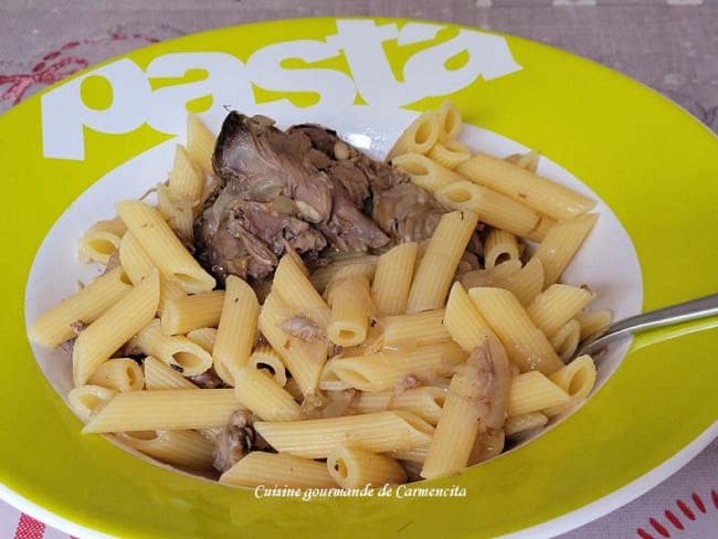 Penne à l'agneau et sauce à l'oignon