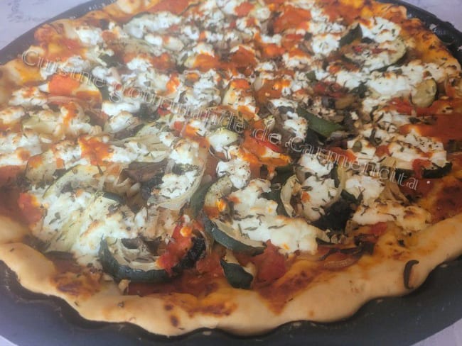 Pizza aux courgettes et chèvre frais