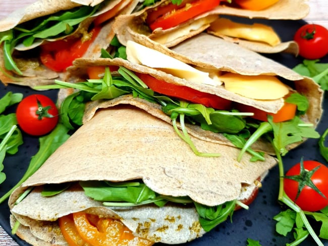 Galettes de sarrasin aux tomates, roquette et scamorza fumée