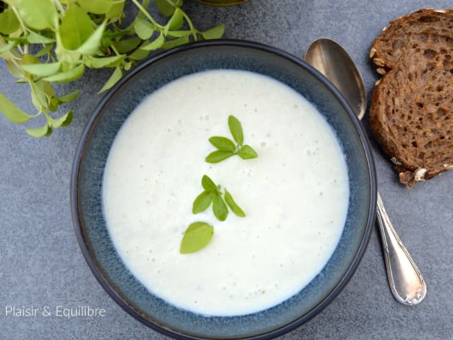 Soupe froide de courgette à la ricotta et au basilic crémeuse et rafraîchissante