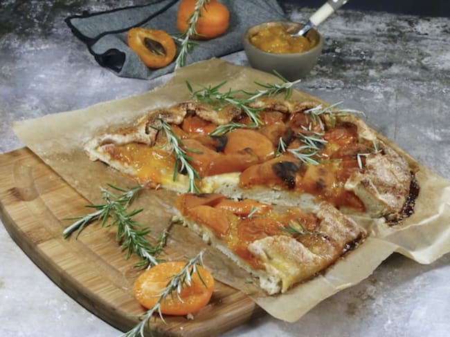 Tarte rustique aux abricots, parfumée au romarin