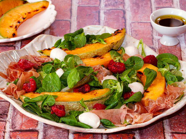 Salade de melon grillé, boconcini et jambon cru