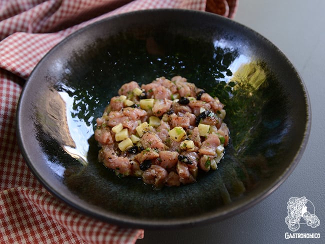 Tartare de veau à l’ail noir et à la tome de Laguiole AOP