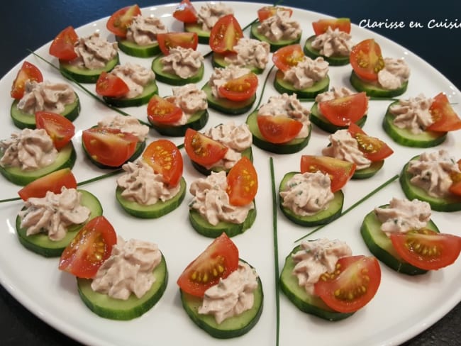 Toasts apéritifs de concombre au thon et tomates cerises