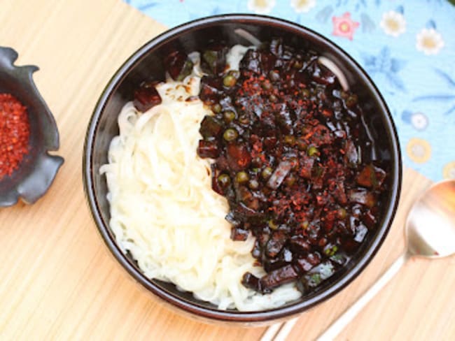 Nouilles coréennes à la pâte noire de soja (jajangmyeon ou jjajangmyeon 짜장면)