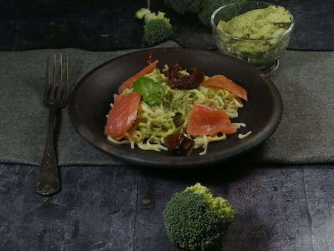 Pâtes linguine au pesto de brocoli et saumon fumé