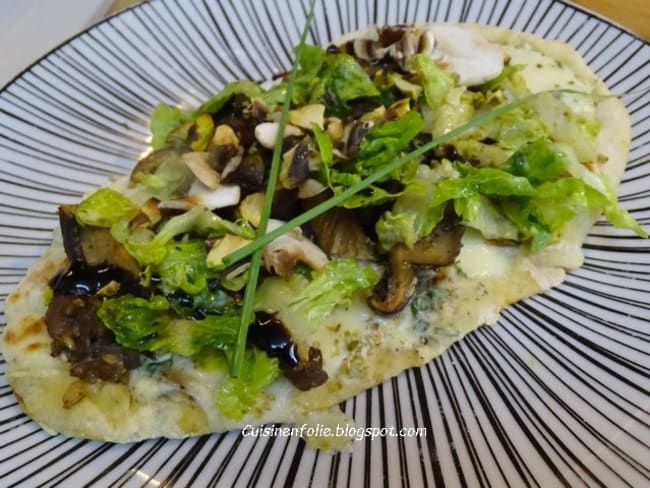 Flatbread aux champignons, mozzarella, balsamique et pistaches grillées