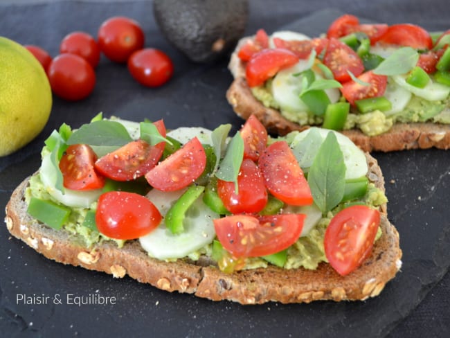 Avocado toast à la salsa de tomates : un repas rapide et sain