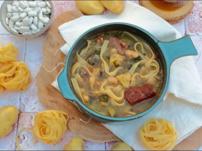 Soupe paysanne d'été (tomates, courgettes, aubergines, jambon cru, haricots blancs, etc.)