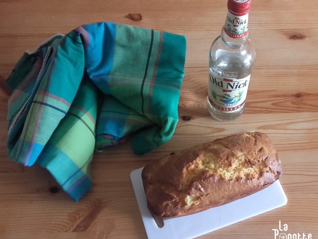 Cake antillais à l'ananas, noix de coco et rhum