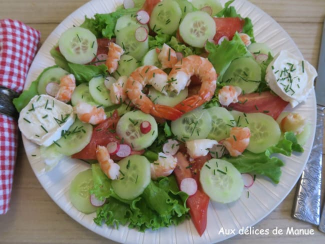 Salade de tomate et concombre au crevettes et bûche de fromage de chèvre